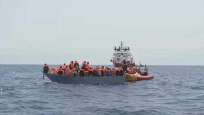 migrantes mueren tras hundirse barco en Grecia