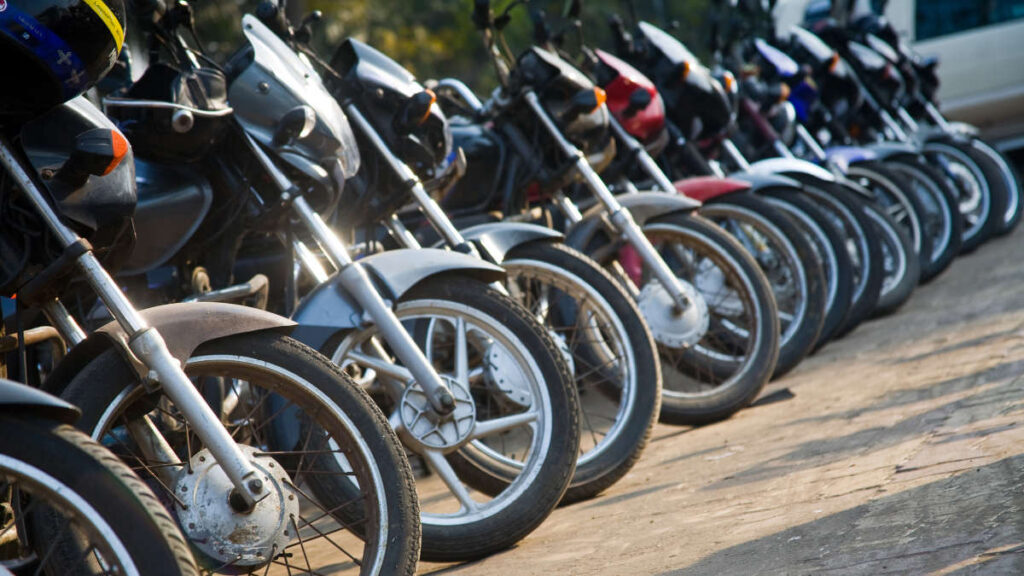 Los niños tienen prohibido conducir motos.  Getty