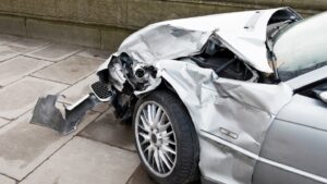 Conducía ebria y desató el caos: mujer choca autos y huye en Veracruz