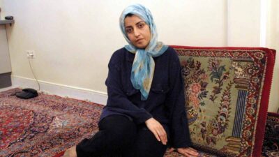 Narges Mohammadi, premio nobel de la Paz, sale de la cárcel gritando "mujer, vida y libertad"