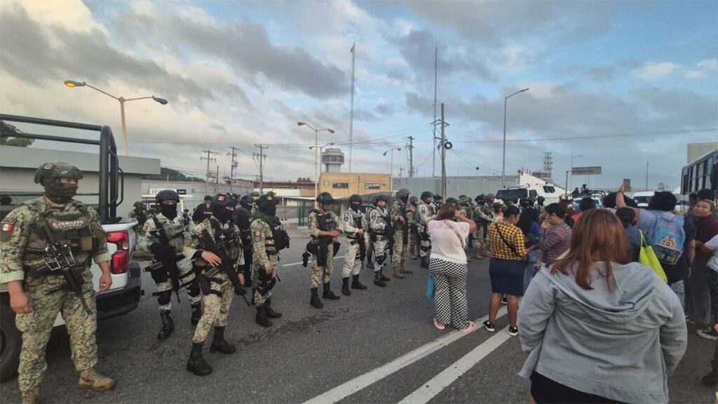 Agentes de seguridad atienden disturbios en el penal de Villahermosa.