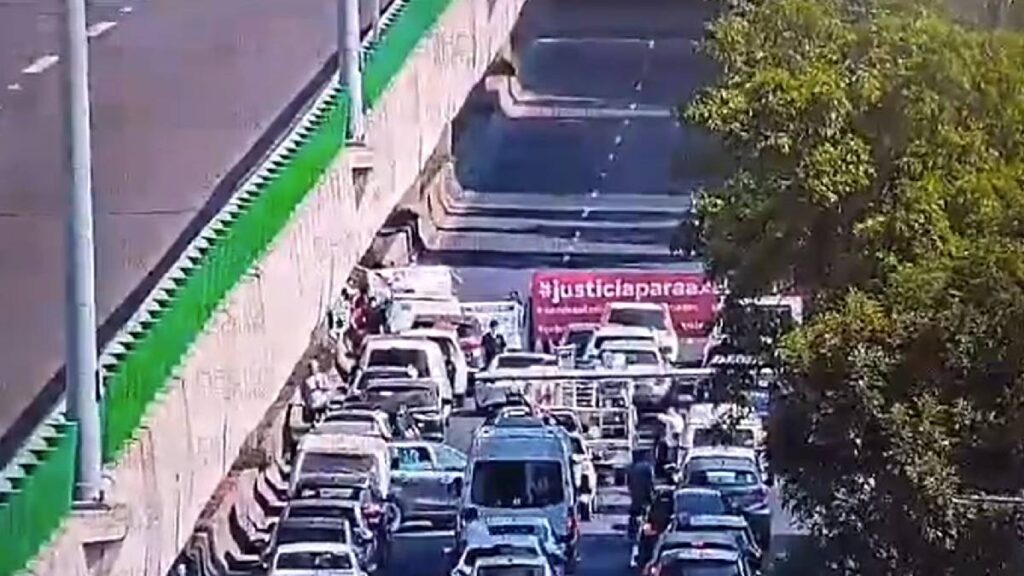 Bloquean carriles centrales de Periférico, en ambos sentidos, a la altura de colonia Jardines de Pedregal