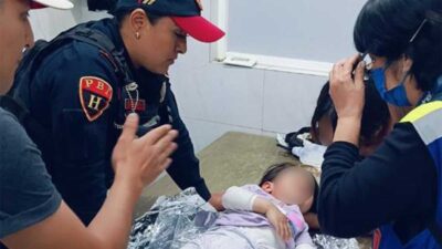 Policías auxiliaron a una menor en el metro de la CDMX.