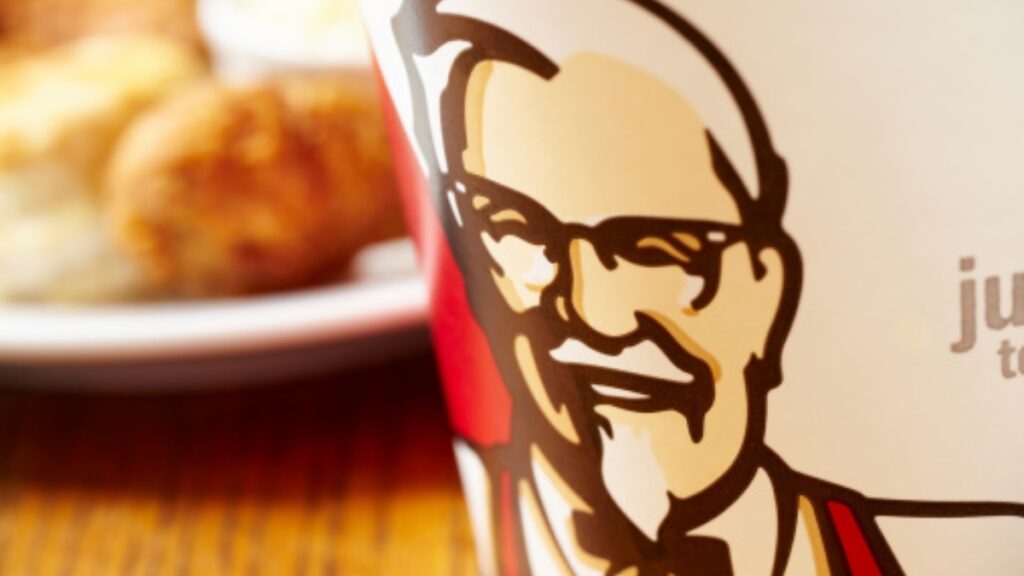 En Japón, el pollo frito de KFC es el platillo de Navidad por excelencia. Descubre cómo nació la tradición y por qué es tan popular en esta temporada.