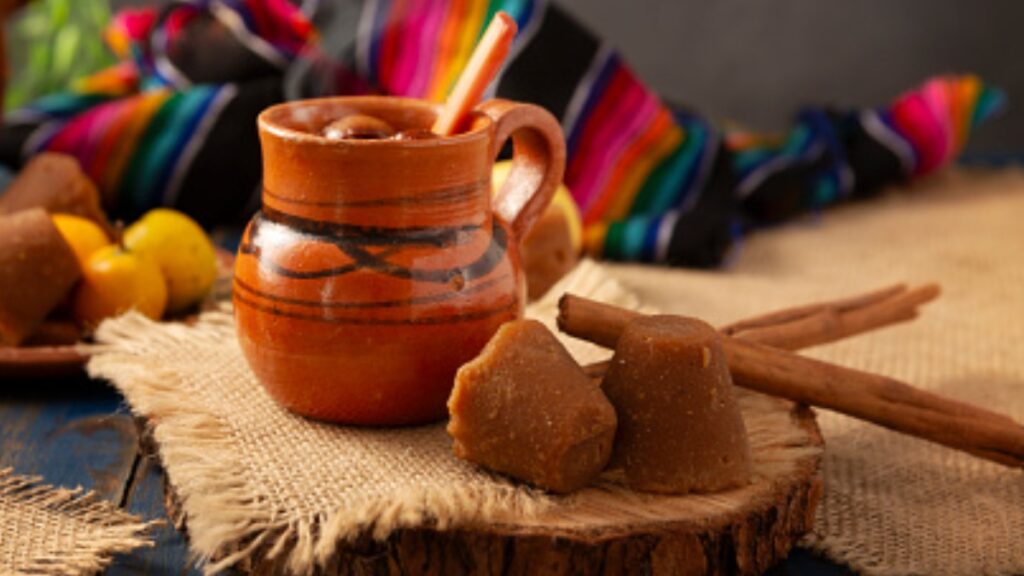 El ponche es un clásico de las fiestas de Navidad. Descubre su origen, historia y cómo esta bebida llegó a formar parte de las posadas.