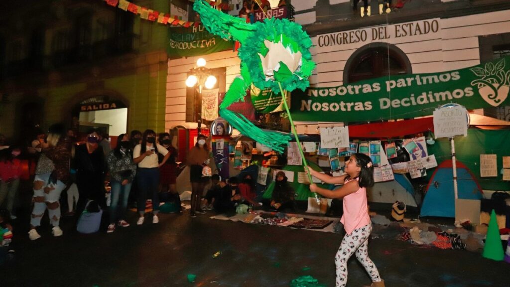 Las posadas son una tradición que se celebra en México para conmemorar el peregrinaje de María y José antes de la Navidad.