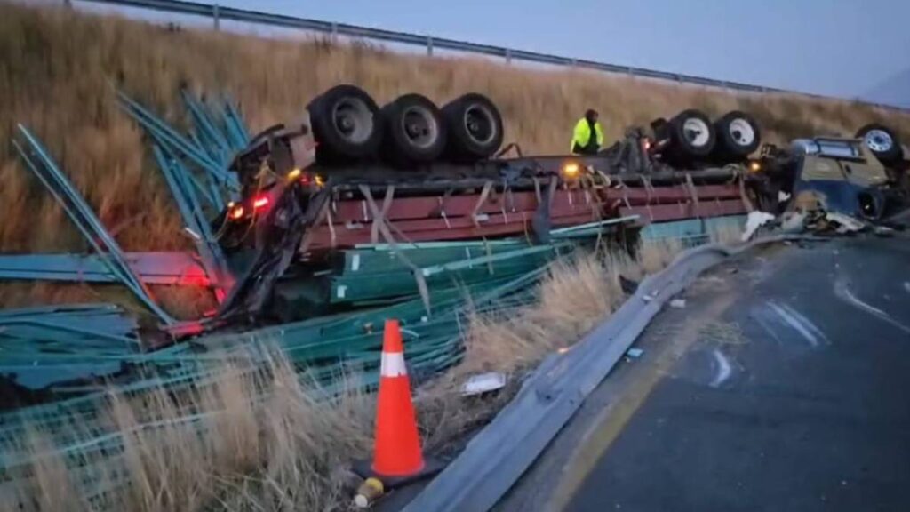 Tráiler volcado en la Puebla-Atlixco.