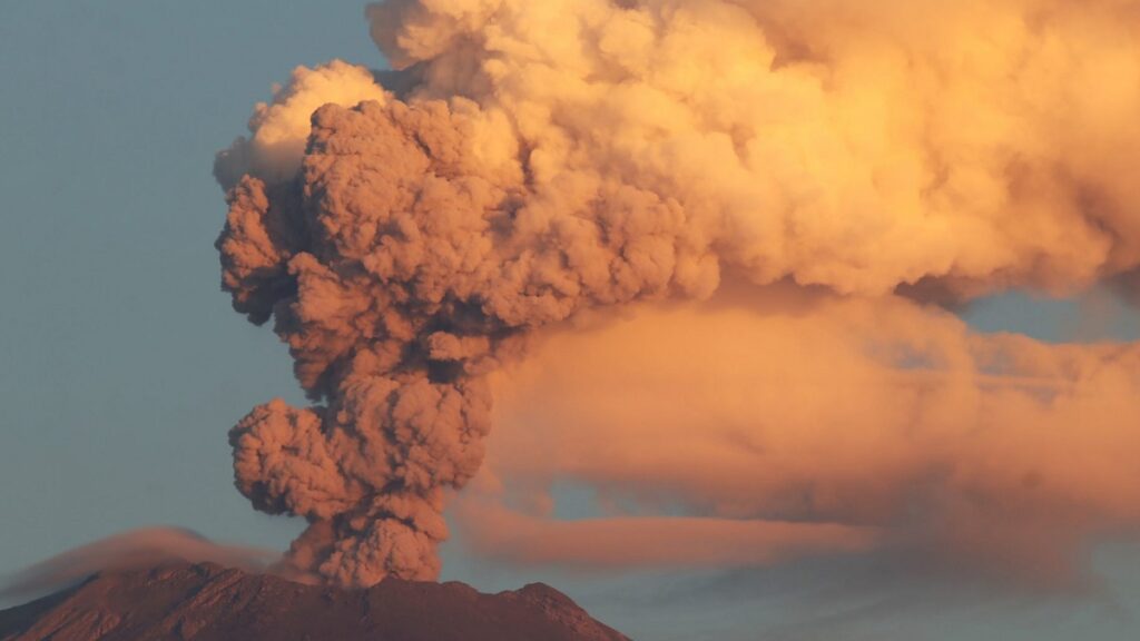 sigue-muy-activo-captan-otra-explosion-en-el-popocatepetl