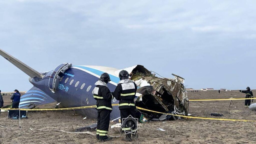 Sobrevivientes de avión de Azerbaiyán, salen caminando