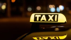 Dos taxistas mueren por infarto en Izmir: uno sufrió el ataque mientras ayudaba al otro
