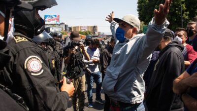 Manifestantes detienen el tránsito en Tlalpan.