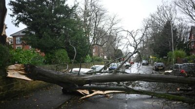 Tormenta Darragh deja caos en Reino Unido; registran apagones y cancelaciones de viajes