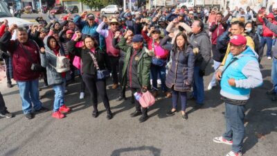 Trabajadores de Ecatepec se manifiestan en la México-Pachuca.