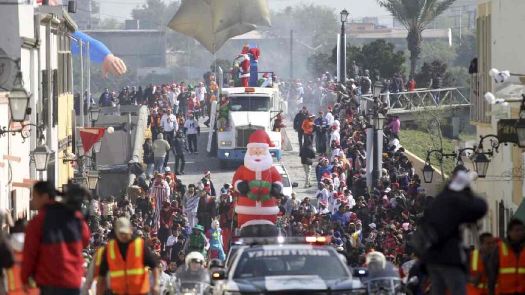 Auto choca y vuelca frente a desfile navideño en Reynosa