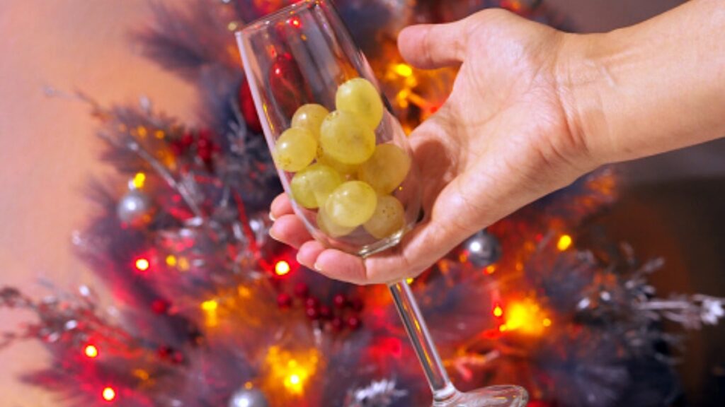 Conoce por qué se comen 12 uvas en Año Nuevo, una tradición con origen en España que simboliza la suerte para los próximos meses del año.