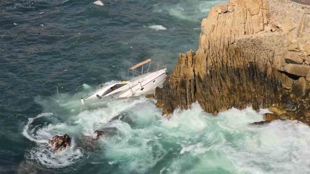 Justo antes de Año Nuevo: yate con turistas choca y se hunde en La Quebrada de Acapulco