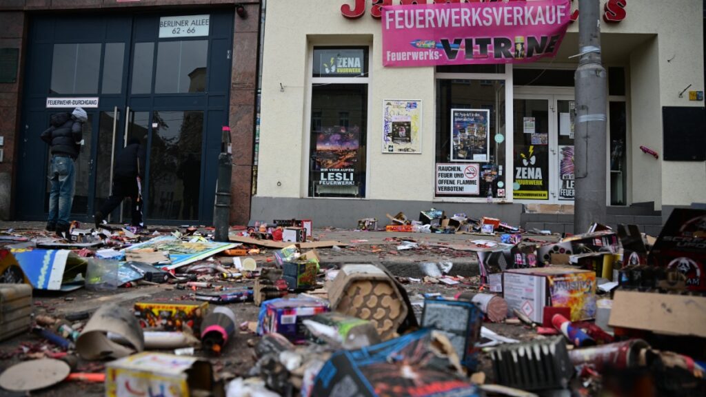 Los festejos de Año Nuevo con fuegos artificiales en Alemania dejaron 5 muertos y varios, incluyendo un policía grave, según las autoridades.