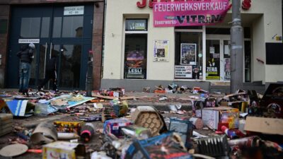 Los festejos de Año Nuevo en Alemania dejaron 5 muertos y varios, incluyendo un policía grave, según las autoridades.