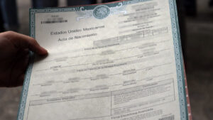 ¿Cómo tramitar el acta de nacimiento certificada en línea y cuánto cuesta?