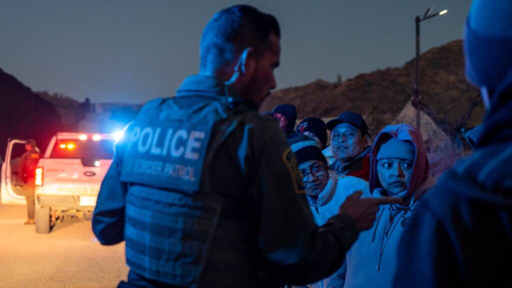 Migrantes detenidos por la policía en la frontera