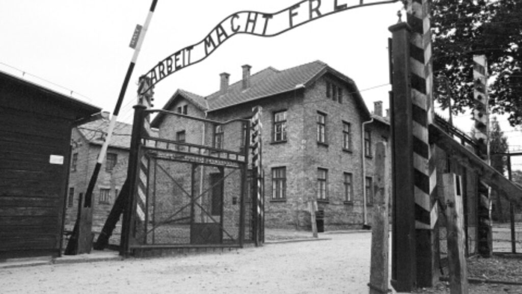 A 80 años de la liberación de Auschwitz, el mayor campo de exterminio, se reflexiona el impacto del Holocausto y la importancia de esta fecha.