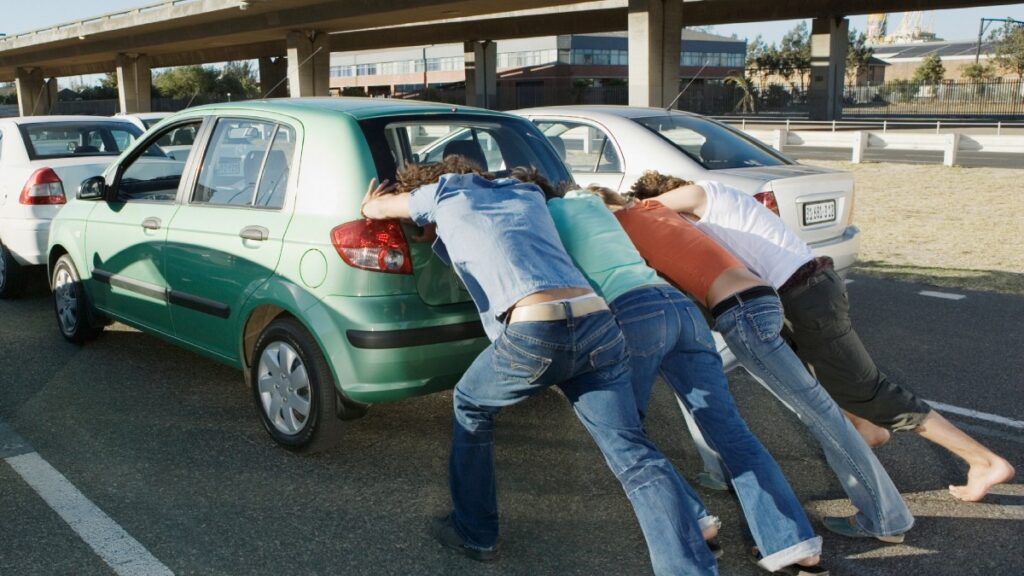 Un truco para arrancar el motor de un auto que tiene poca batería