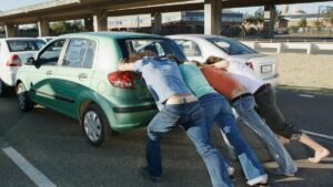 ¿Cómo encender tu auto con la batería descargada sin pasar corriente?