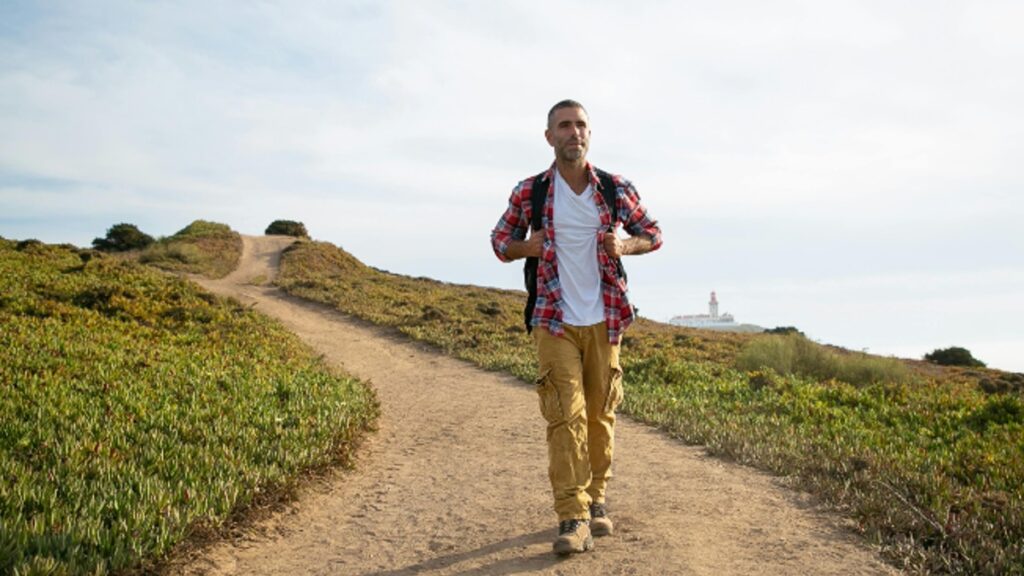 beneficios caminar hacia atrás