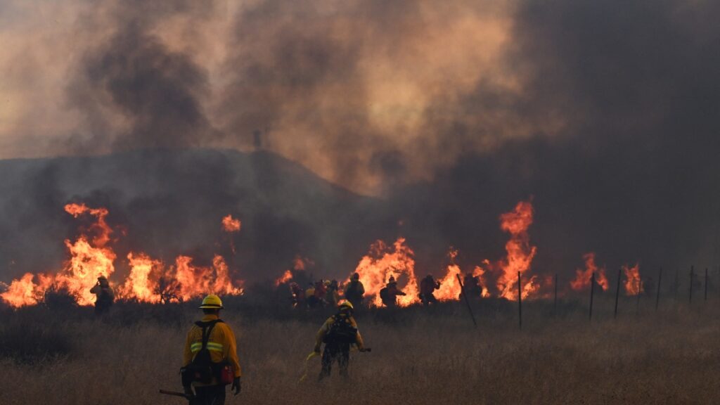 Un incendio forestal en las colinas de Castaic, al norte de Los Ángeles, California, ha consumido más de 2 mil hectáreas en dos horas.