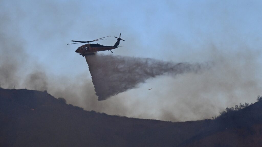 Un incendio forestal en las colinas de Castaic, al norte de Los Ángeles, California, ha consumido más de 2 mil hectáreas en dos horas.