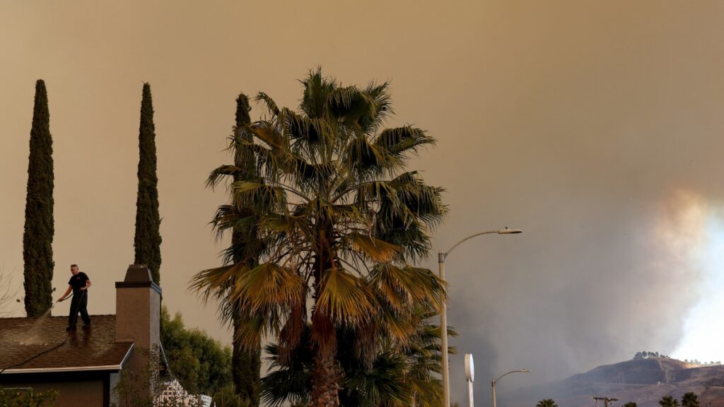 Un incendio forestal en las colinas de Castaic, al norte de Los Ángeles, California, ha consumido más de 2 mil hectáreas en dos horas.