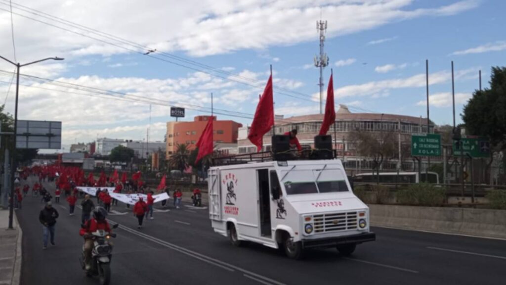 Manifestantes marchan por Calzada de Tlalpan.