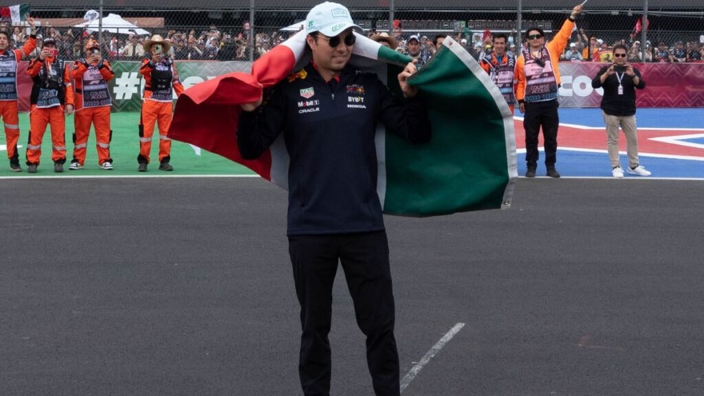 El piloto mexicano Checo Pérez reunió a cientos de fanáticos en el Foro Mazda de la Feria de León para dar una conferencia.