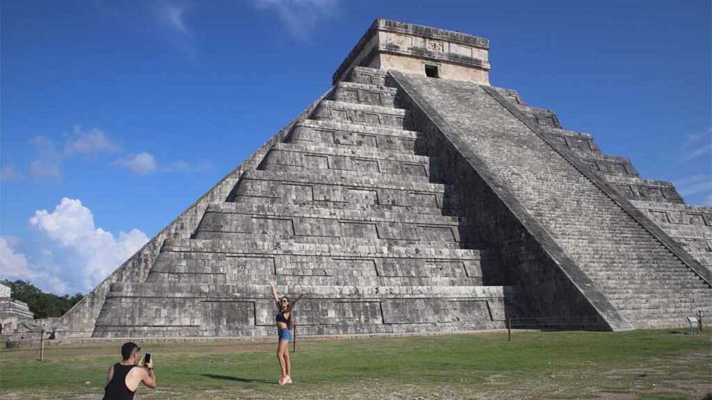 Denunciaron a turistas por subirse a la pirámide de Chichen Itzá.