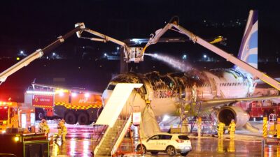 Corea del Sur: avión se incendia mientras esperaba el despegue