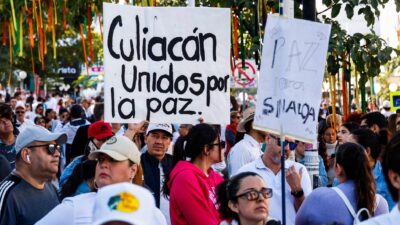 “Queremos paz”: culiacanenses se manifiestan en el Congreso de Sinaloa; exigen renuncia del gobernador