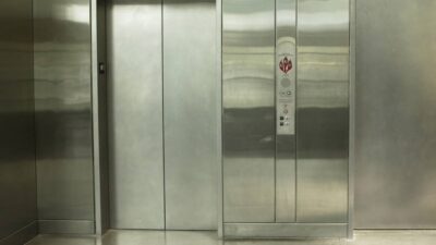 Se desconoce la causa del desplome del elevador.