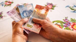 Cómo evitar fraudes con becas y pensiones falsas en redes sociales paso a paso