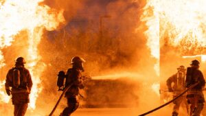 ¡Incontrolable! Fuertes vientos avivan incendio “Hughes” en Los Ángeles