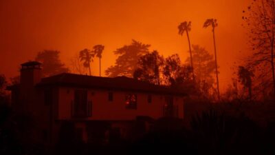 Incendios en Los Ángeles dejan un amanecer rojizo