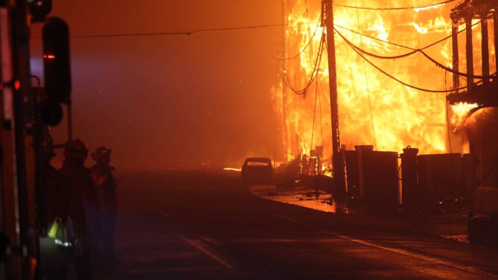 Incendio mantiene em alerta a autoridades de EU.