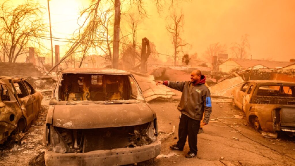 Los incendios en Los Ángeles han dejado cinco muertos, mil estructuras dañadas y más de 6 mil 390 hectáreas consumidas.