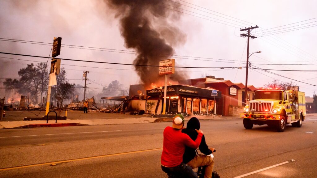 Los incendios en Los Ángeles han dejado cinco muertos, mil estructuras dañadas y más de 6 mil 390 hectáreas consumidas.