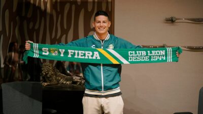 James Rodríguez posa con los colores de León