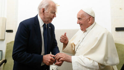 Joe Biden y el Papa Francisco en foto de archivo