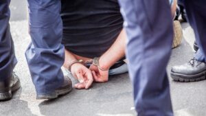 Video: roba pistola a una policía en CDMX y así lo desarman