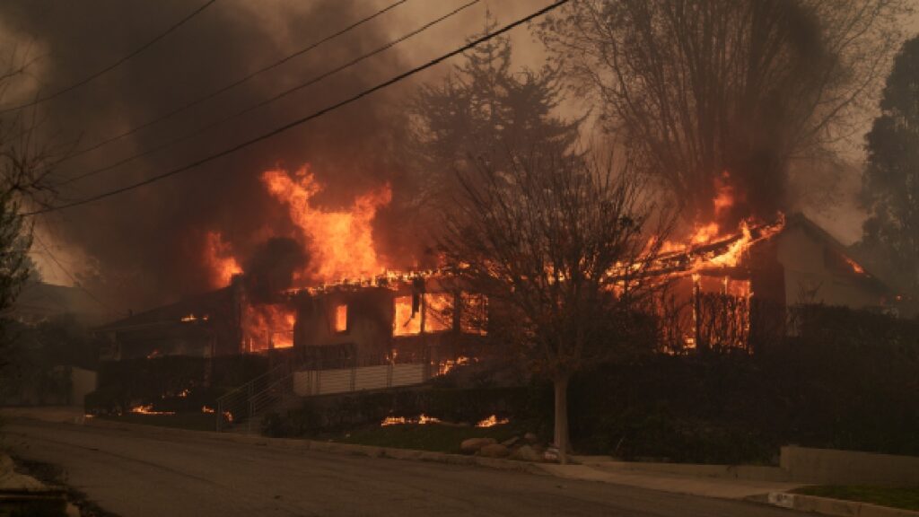 Un incendio forestal en Pacific Palisades, California, destruye más de 310 hectáreas en medio de una tormenta de viento.