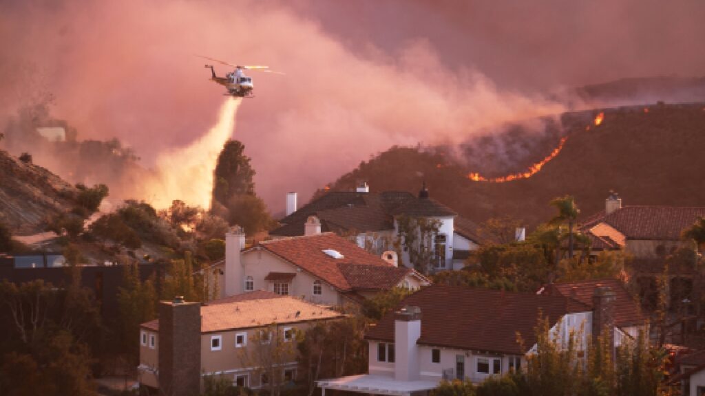 Un incendio forestal en Pacific Palisades, California, destruye más de 310 hectáreas en medio de una tormenta de viento.