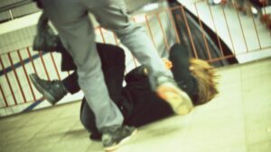 Vendedores ambulantes y personal de CDMX se agarran a golpes en el Zócalo