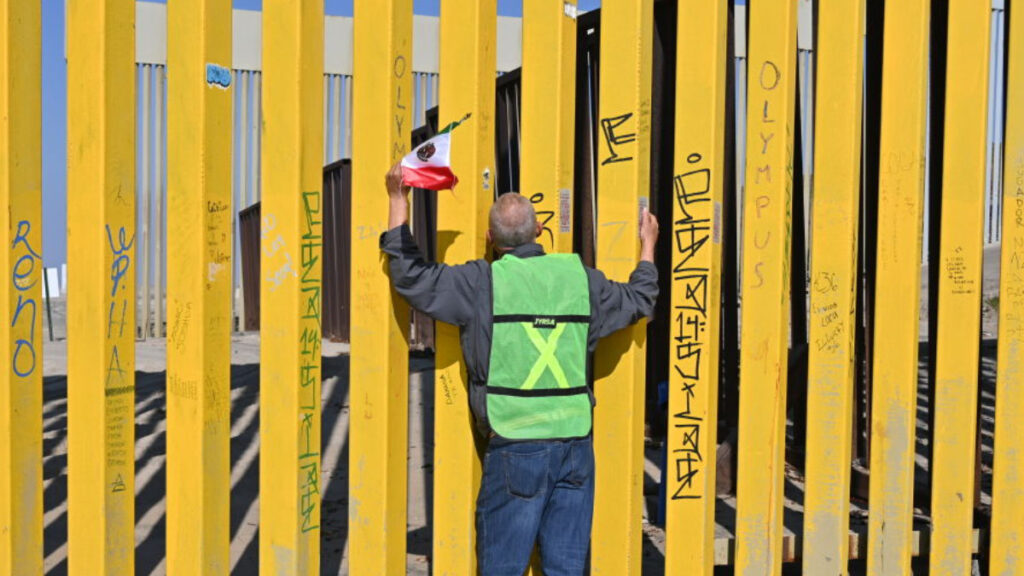 cuántos mexicanos se van a Estados Unidos por año